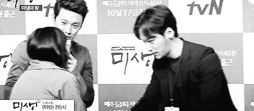 스킨십에 능숙한 남자배우들이 팬을 안아줄때 | 인스티즈