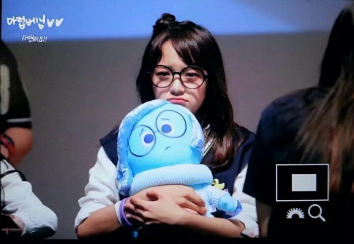 찾기 힘든 안웃는 김세정 | 인스티즈