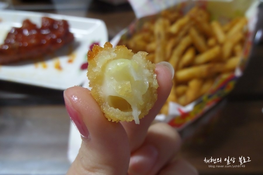 [맘스터치] 맘스터치에서 감자튀김 말고도 꽤 괜찮다고 생각되는 사이드메뉴인 고구마치즈볼.jpg | 인스티즈