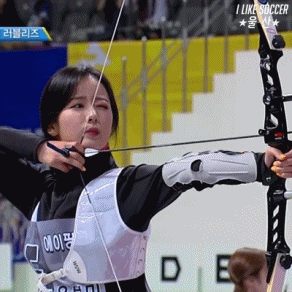 [움짤] 활을 쏘는 러블리즈 지수와 에이핑크 보미.gif | 인스티즈