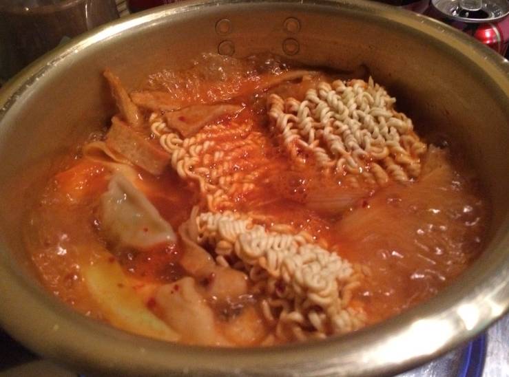 라면 끓을때 둘로 쪼갠다 vs 아니다 통째로 끓인다 | 인스티즈