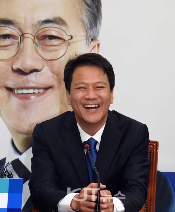 항상 행복한 해피바이러스 임종석 비서실장.jpgif (데이터주의) | 인스티즈