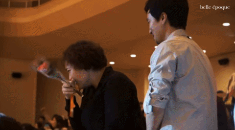 스킨십에 능숙한 남자배우들이 팬을 안아줄때 | 인스티즈