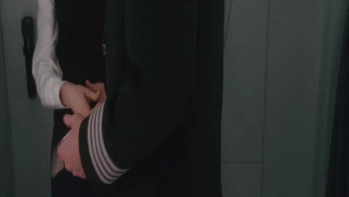 어떤 애기 어머님이 딸이 없어졌다고 비행기에서 난동을 부리시는 거에요.gif | 인스티즈