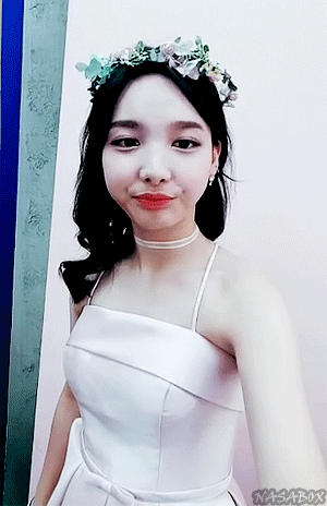 트와이스 - (다리 이쁘고) 상큼한 토끼 나연이 V앱 움짤 | 인스티즈