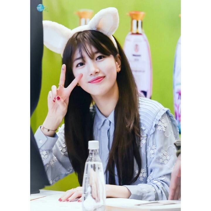 팬과 사진 찍어주는 수지 | 인스티즈