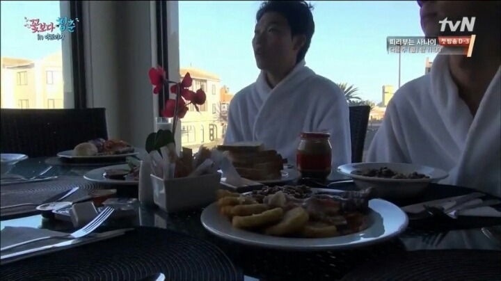 조식 먹으러 가면서 가운입고 간 꽃청춘 아프리카팀.jpg | 인스티즈