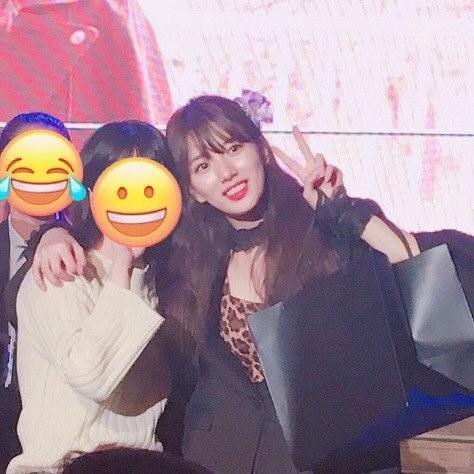 팬과 사진 찍어주는 수지 | 인스티즈