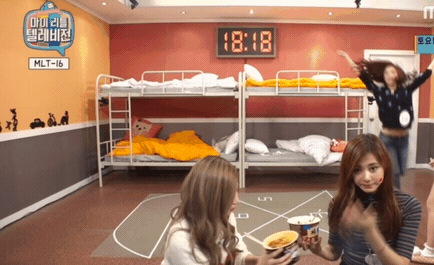 컵라면 먹다가 맞은 트와이스 사나.gif | 인스티즈