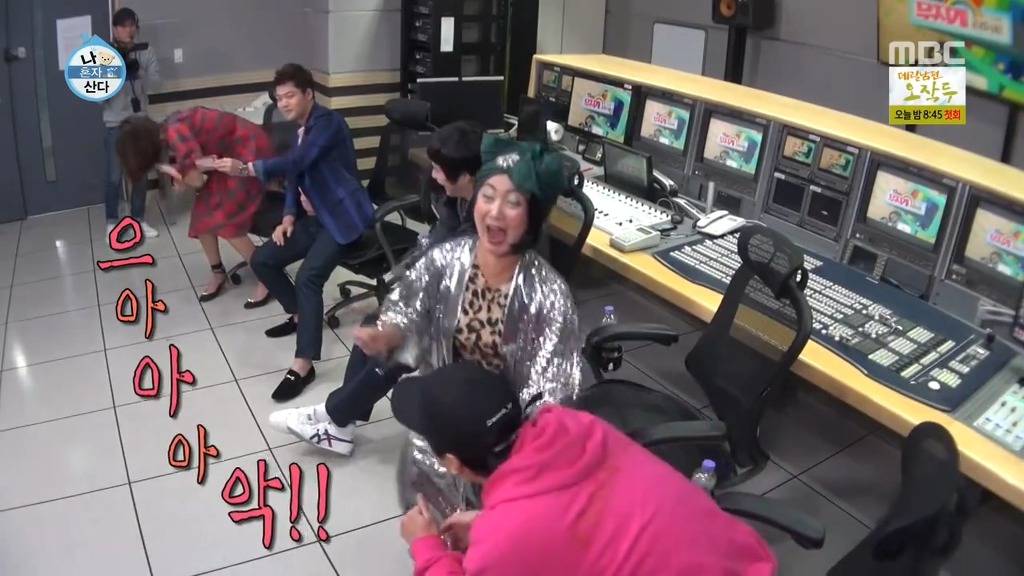 [나혼자산다] 헨리한테 열애설 전달하는 나혼자산다 가족들.jpgif | 인스티즈