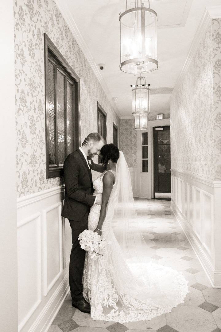 웨딩촬영하는 신부를 보고 자기가 좋아하는 책 속의 공주인 줄 안 아기.jpg | 인스티즈