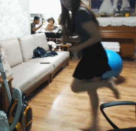 아이돌에 빠진 딸을 쳐다보시는 부모님 | 인스티즈