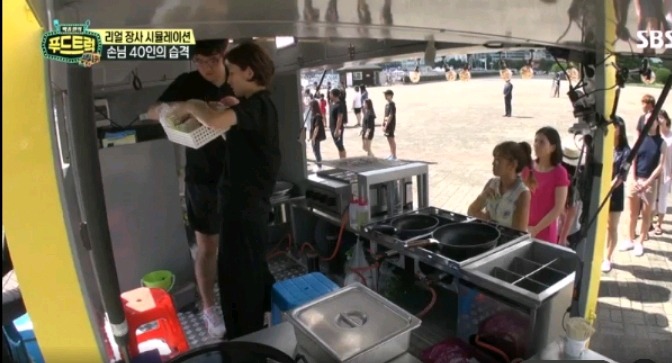 카메라 없었으면 손님들 다 떠났을거같은 푸드트럭 윤아네 | 인스티즈