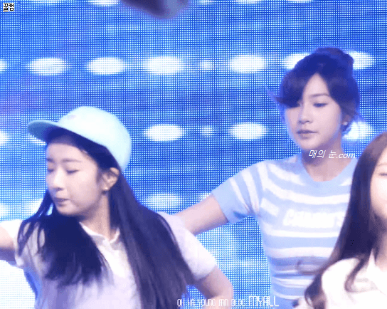 춤추다 오하영 가슴 치는 보미.gif | 인스티즈