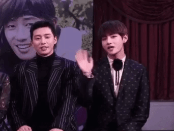 아이돌식 팬서비스가 익숙하지 않은 배우.gif (Feat.박서준,뷔) | 인스티즈