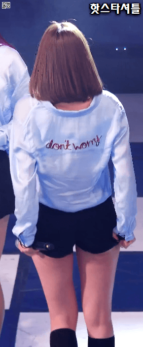 옷이 자꾸 올라가는 오하영.gif | 인스티즈