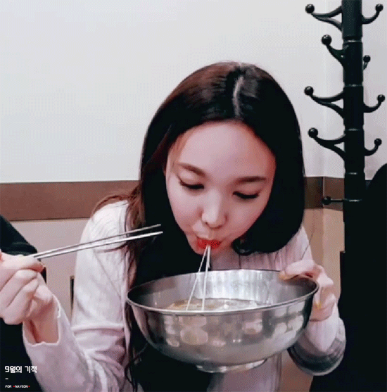 냉면집 갔는데 테이블이 꽉차서 합석하게 됐는데 앞사람이 이렇게 한젓갈에 두세가닥씩 먹고있음 어떡함? | 인스티즈