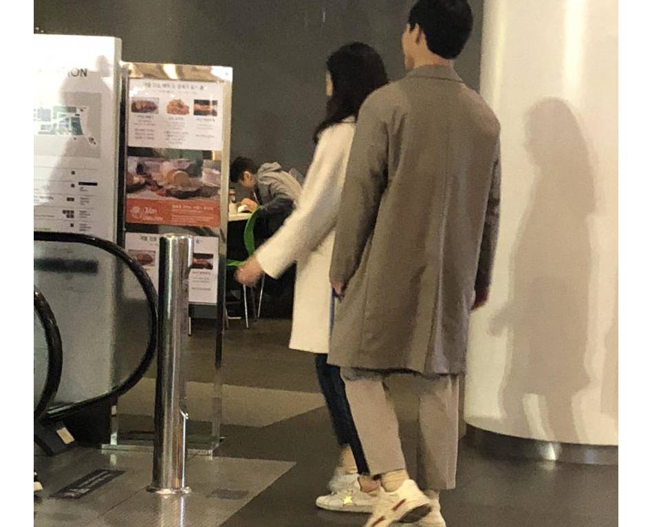 디시에 올라온 장예원 윤성빈 같이 지나가는 사진 | 인스티즈