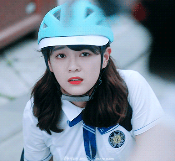 교복입은 김세정 ㄷㄷㄷㄷ.gif | 인스티즈