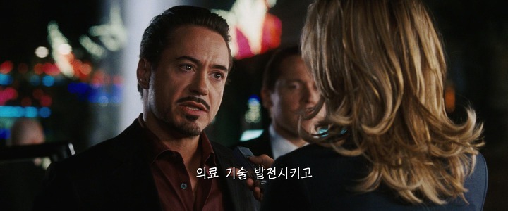 아이언맨와 언쟁하는 여기자..jpg | 인스티즈