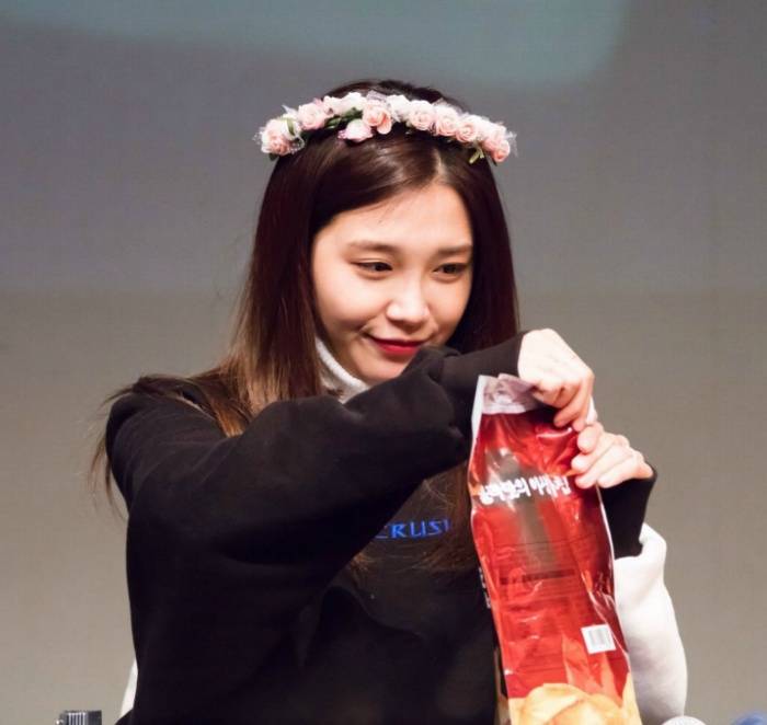 콜라맛 감자칩 선물받은 정은지 | 인스티즈