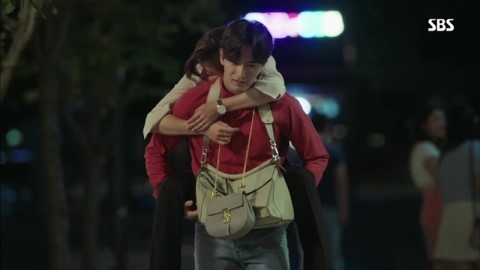 특이하게 드라마에서 겹가방 패션 선보인 하지원.jpg | 인스티즈