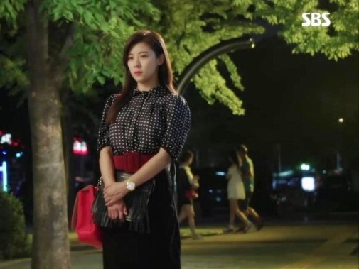 특이하게 드라마에서 겹가방 패션 선보인 하지원.jpg | 인스티즈