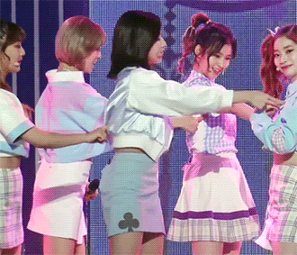 트와이스 사나를 관광태우는 정연.gif | 인스티즈