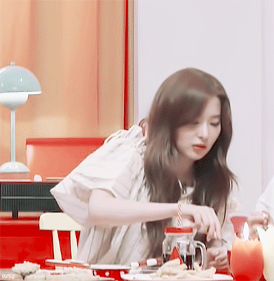 방송에서 계속 먹기만 하는 슬기.gif | 인스티즈