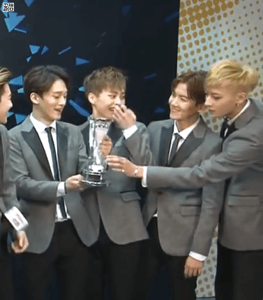 남자아이돌의 흔한 장난 | 인스티즈