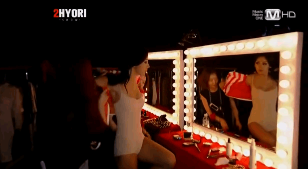 [이효리] 무대 뒤에서 다음의상 갈아입는 이효리 | 인스티즈