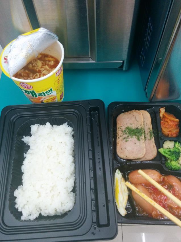 삼수생: 한 끼를 또 이렇게 떼우게 되네요....어머니의 밥이 그립습니다 | 인스티즈