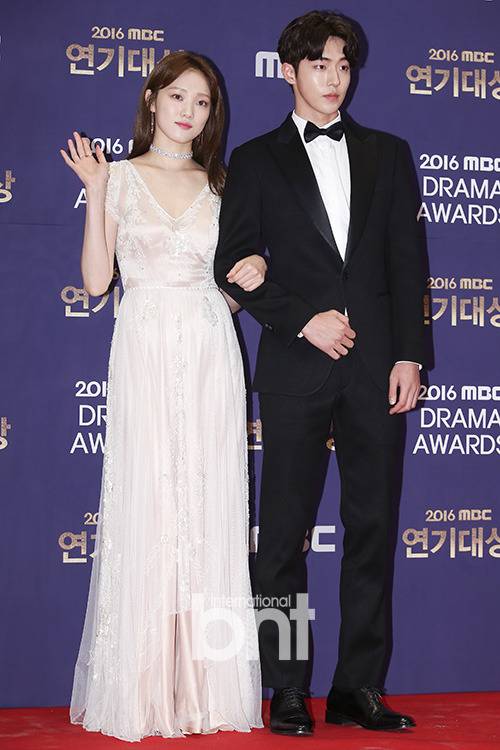 오늘자 mbc 연기대상 레드카펫 이성경 남주혁ㄷㄷㄷ | 인스티즈