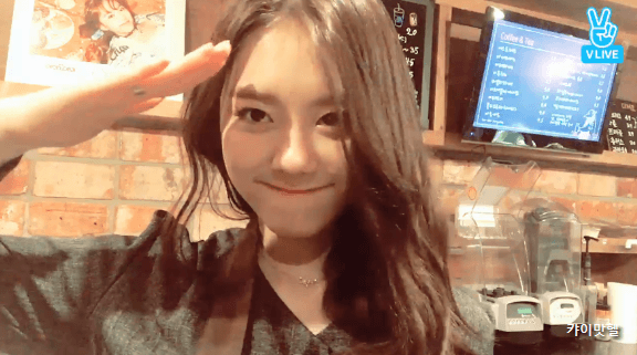 거수경례 하는 소혜.gif | 인스티즈