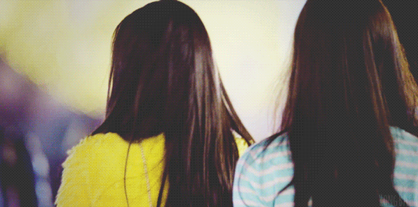 여성들이 길에서 잘생긴 남을 봤을때 하는 행동.gif | 인스티즈