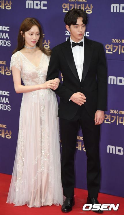 오늘자 mbc 연기대상 레드카펫 이성경 남주혁ㄷㄷㄷ | 인스티즈