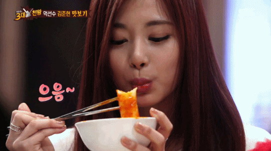 떡볶이 먹고 춤추는 쯔위.gif | 인스티즈