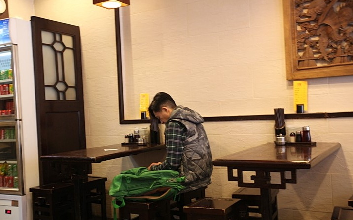 식당에서 혼자 밥먹는 안성기 닮은 홍콩 아저씨 | 인스티즈