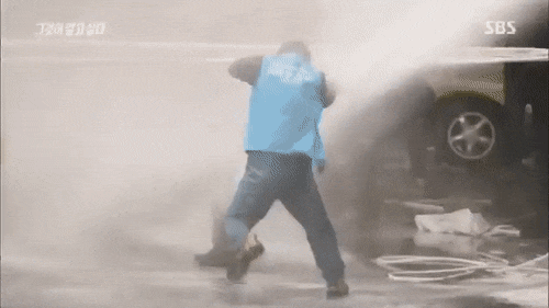 김진태의원이 맞아도 뼈 안뿌러진다는 물대포 위력.gif | 인스티즈