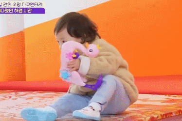 [반달친구] 10명의 아이들 중에서 유일하게 기저귀 차는 박하율.jpgif | 인스티즈