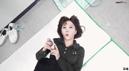 여자친구 은하의 배를 만지는 예린이.gif | 인스티즈