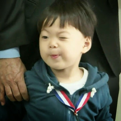 태어날때부터 윙크하던 아기 송만세.jpgif | 인스티즈