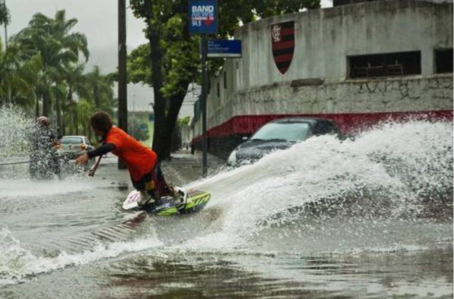 홍수에 대처하는 서양인들의 자세.gif | 인스티즈