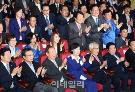 출구조사 발표 후 뛸듯이 기뻐하는 쿨붱 이해찬 의원 | 인스티즈