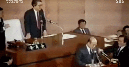 전두환 면전에 삿대질하는 이해찬.gif | 인스티즈