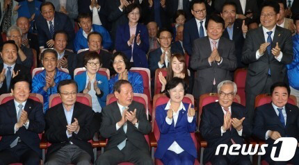 출구조사 발표 후 뛸듯이 기뻐하는 쿨붱 이해찬 의원 | 인스티즈