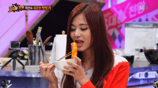 떡볶이 먹고 춤추는 쯔위.gif | 인스티즈