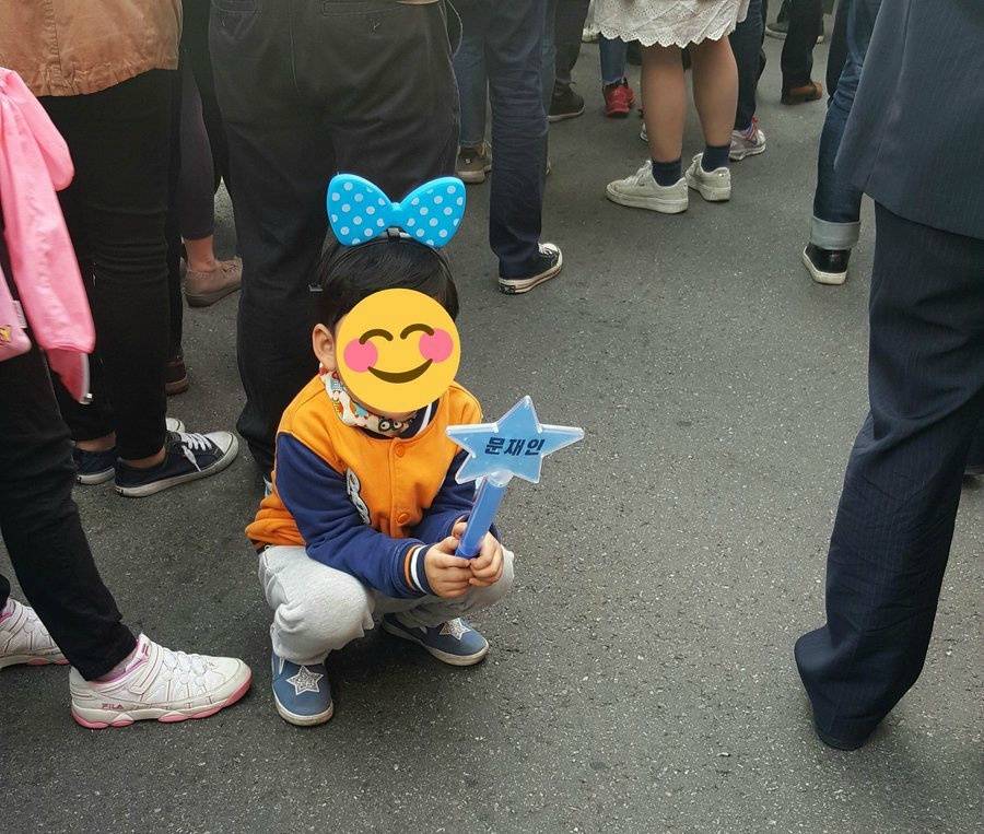 유세장에서 굿즈파는거 첨봄.JPG (문재인) | 인스티즈