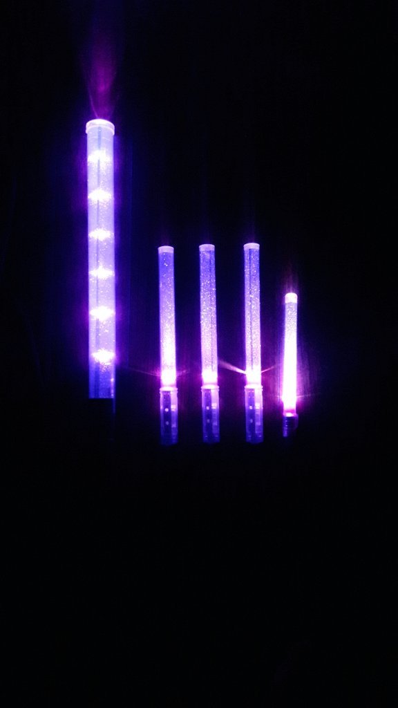 일반 응원봉의 10배 발광력을 자랑하는 아이돌 경광봉들.gif | 인스티즈