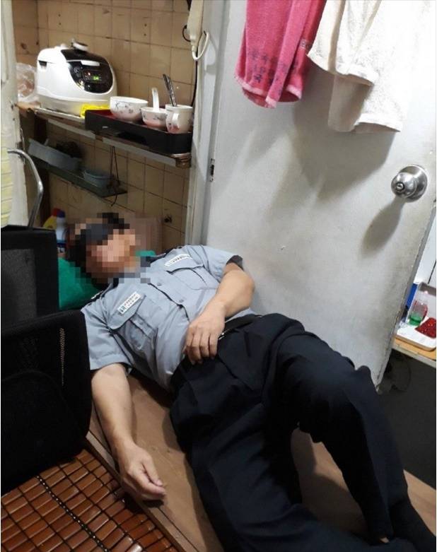 화장실에서 밥 짓고 잠자는 강남 13억 아파트 경비원 | 인스티즈